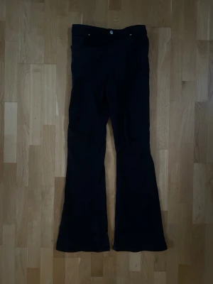 Flared Jeans - Random Flared Jeans som sitter bra. dm inquiries.