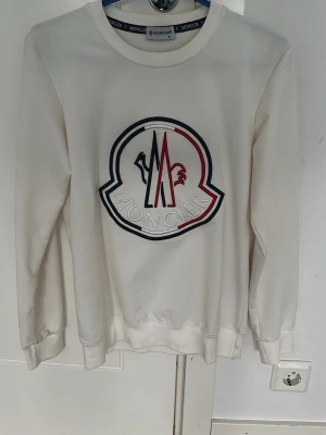 Moncler Tröja - Vit moncler Tröja/Tjocktröja knappt använd säljer den för att den är för liten. Storlek S