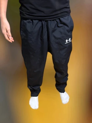 Under Armour träningsbyxor  - Fina träningsbyxor från Under Armour. De är justerbara vid fötterna med hjälp av en dragkedja. Skicket är mycket bra och jag svarar gärna på era frågor 😀 