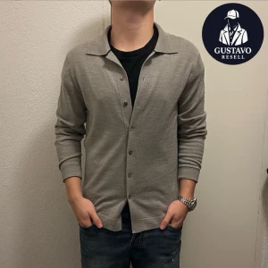 Stickad tröja - Tja. Säljer denna merinoull/silke tröjan från lessworries. Storlek M och nypris är 1300 kr. Fint skick utan defekter! Tveka inte på att ställa frågor! 😊