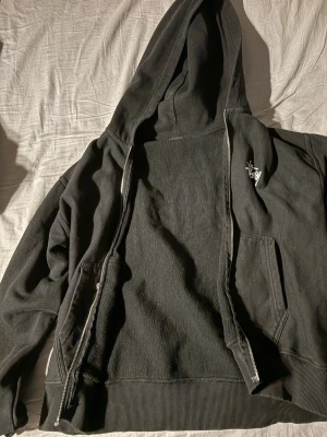 Stussy zip up hoodie  - Köpt från stussy runt 2 års sen, tvär och i M bra skick. Autentisk.