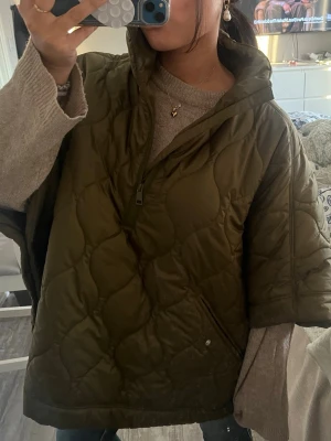 HM Poncho  - Säljer denna populära Ponchon från HM i Khaki färg. Storlek S den är förstor för mig som normalt bär XS/S🥰🩷