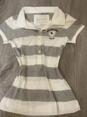 Abercrombie & Fitch Randig Henley T-shirt - - I väldigt bra skick! - Storlek EU 40 / L, passar mindre storlekar bättre