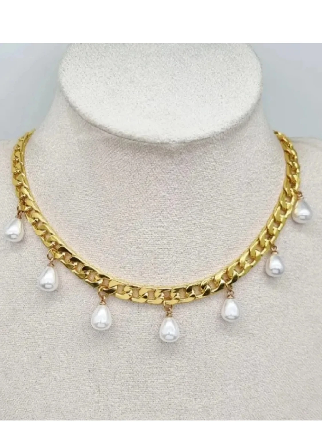 Stilfullt halsband med pärlor