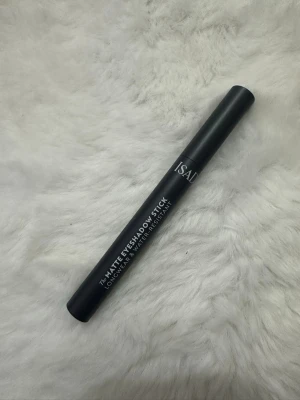 Matte Eyeshadow Stick från IsaDora - Snygg matt ögonskuggsstick från IsaDora i svart hylsa. Perfekt för att skapa en intensiv och hållbar look, vattenresistent och enkel att applicera direkt på ögonlocket. Smidig pennform som gör det lätt att ta med i väskan.