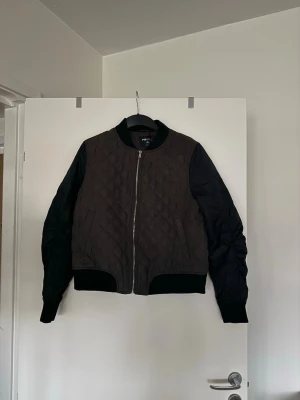 Jacka  - Storlek XL, liten i storlek. Aldrig använd. Grön / brun jacka med svarta ärmar. 