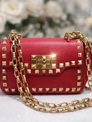 Liten handväska i rosa  - Äkta läder i används kick. Finns spår av användning och lite fläkt på insidan Syns inte vid användning. 