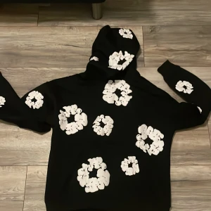 Denim tears hoodie - Helt ny fick i julklapp men var för stor. Pris kan diskuteras. Man kan även köpa underdelen och om man köper båda kan ni få sänkt pris