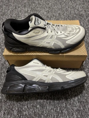 Asics Gel-Quantum 360 x C.P. Company - Säljer ett par Asics Gel-Quantum 360 sneakers i samarbete med C.P. Company. Skorna är grå och svarta med mesh- och syntetmaterial, har snörning och en chunky svart sula med FF Blast-dämpning. Asics-logga på plösen och C.P. Company-märke på tån.