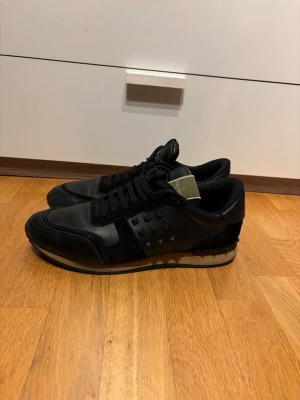 Valentino rockrunner - skick 8/10| Fint skick utan tydliga defekter| storleks lappen har slitits bort men passar 44-45| Pm för mer info, eller bilder! Självklart helt äkta