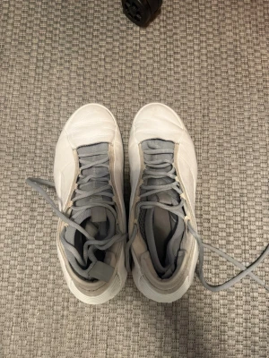 Adidas harden vol 8 - James hardens signatur basket sko vol 8, bra skick bara lite smutsiga. Jätte sköna att använda och passar perfekt på fötterna. Ny pris runt 1400 kr. Hör gärna av vid frågor eller snabba affärer👍🏽