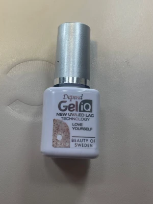 Depend Gel iQ UV/LED nagellack - Depend Gel iQ nagellack med UV/LED-teknologi. Love Yourself – Glitterig rosé/guld som ger en lyxig, feminin och festlig look.