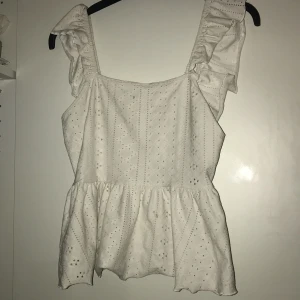 Blus/Tröja - en fin blus som kan användas till vardag, fest mm. använd några gånger💞 pris kan såklart diskuteras. 