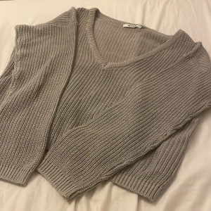  stickad tröja från NA-KD - Säljer en beige stickad tröja från NA-KD i storlek S. Tröjan har v-ringning, lång ärm och är ribbstickad för en snygg och enkel look. Perfekt att slänga på sig när det är lite kyligare ute. Säljer då den inte kommit till användning ❤️