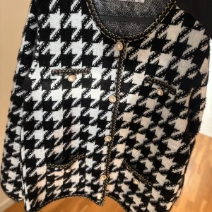 Elegant tröja  - Helt ny . Köpt utomlands . Är en storlek M/L 