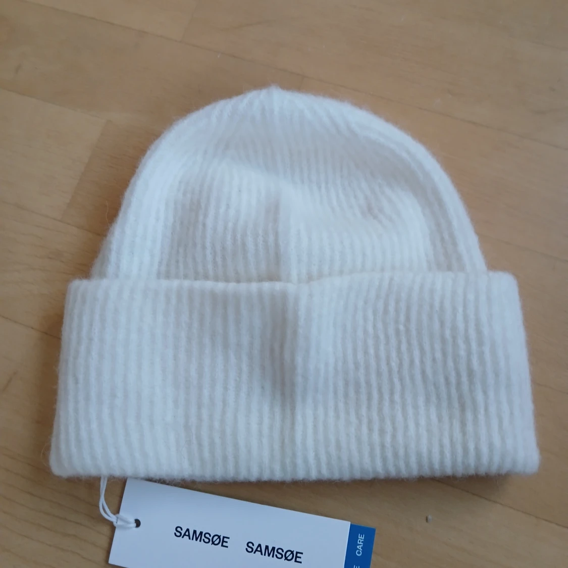 Vit ribbstickad mössa från Samsøe