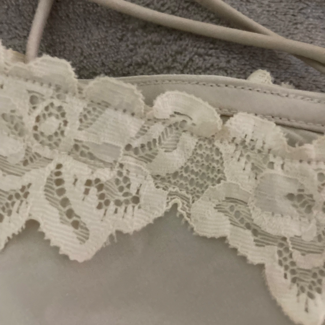 Ljusbeige spetslinne från BikBok - 3