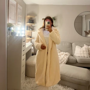 Beige teddyjacka  - Lång och oversized teddyjacka i beige. Aldrig använd med prislapp kvar🌸