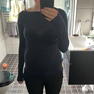 Topp från intimisimi - Säljer en mörkblå långärmad topp med tight passform och bred halsringning. Toppen är enkel och stilren, perfekt att matcha med olika outfits. Materialet känns mjukt och följsamt mot kroppen. Den är i storlek S och den köptes på plock. Har inga defekter💕