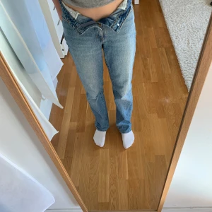 Blå straight jeans från Abrand - Säljer ett par blåa straight jeans från Abrand. De är högmidjade och storlek 36/S. OBS BYXORNA HAR EN LITEN SLITNING PÅ ENA BAKFICKAN! Annars i mycket bra skick! Byxorna passar mig i längd (är 1,65cm lång). Inköpspris 1000kr. Pris kan diskuteras!