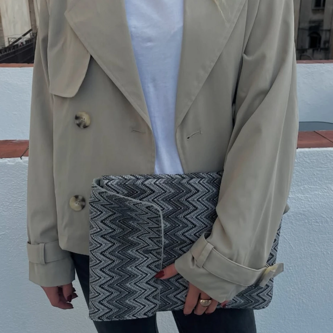 Zigzag-mönstrad datorfodral i grått