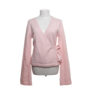 Rosa omlottkofta - Jätte söt rosa omlott kofta 🩷 Lappen är borta så står inget märke eller strl men skulle säga att den passar S-L beroende på hur man vill att den ska sitta! Väldigt bra skick, jag har aldrig använt den 💕