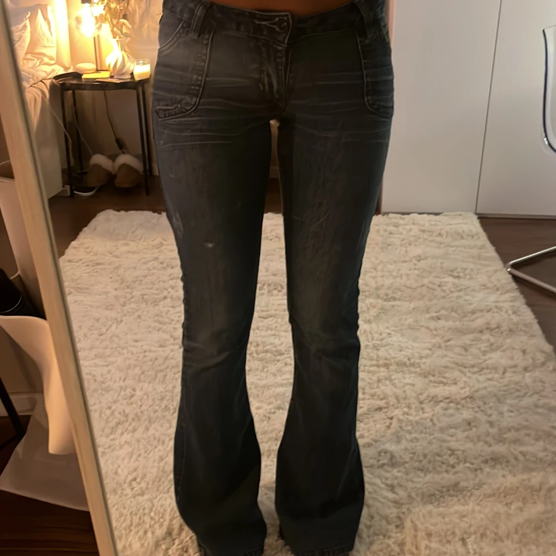 Mörka bootcut jeans med detaljerade fickor - 1