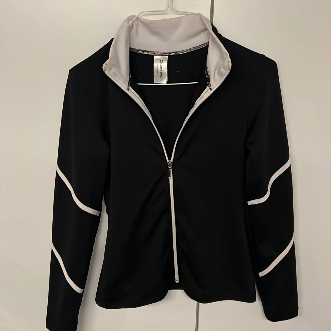 Svart oanvända konståkoing jacka ChloeNoel