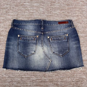 Blå jeanskjol från River Island - Snygg blå jeanskjol från River Island med slitna kanter och klassiska fickor både fram och bak. Super bra skick och i storlek 8 som motsvara S/36💗💗