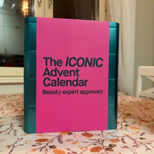 ICONIC Adventskalender smink - Snygg adventskalender från ICONIC med smink och skönhetsprodukter. Kalendern har en cool design i metallicgrönt och rosa, perfekt för dig som vill testa nya produkter varje dag i december. Beauty expert approved!