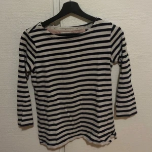 Randig tröja från Bondelid XS - Säljer en klassisk randig tröja från Bondelid i storlek XS. Tröjan har svarta och vita horisontella ränder, rund halsringning och trekvartsärm. Perfekt för dig som gillar en tidlös och avslappnad stil.