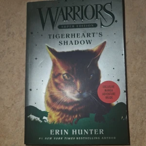 Warriors Super Edition: Tigerheart's Shadow - Följ Tigerheart, en lojal katt från ShadowClan, när han ställs inför ett omöjligt val för att rädda sin klan. Spännande äventyr, lojalitet och mystik bland vilda katter. Boken innehåller även ett exklusivt mangaäventyr – perfekt för unga läsare som gillar action och djur.
