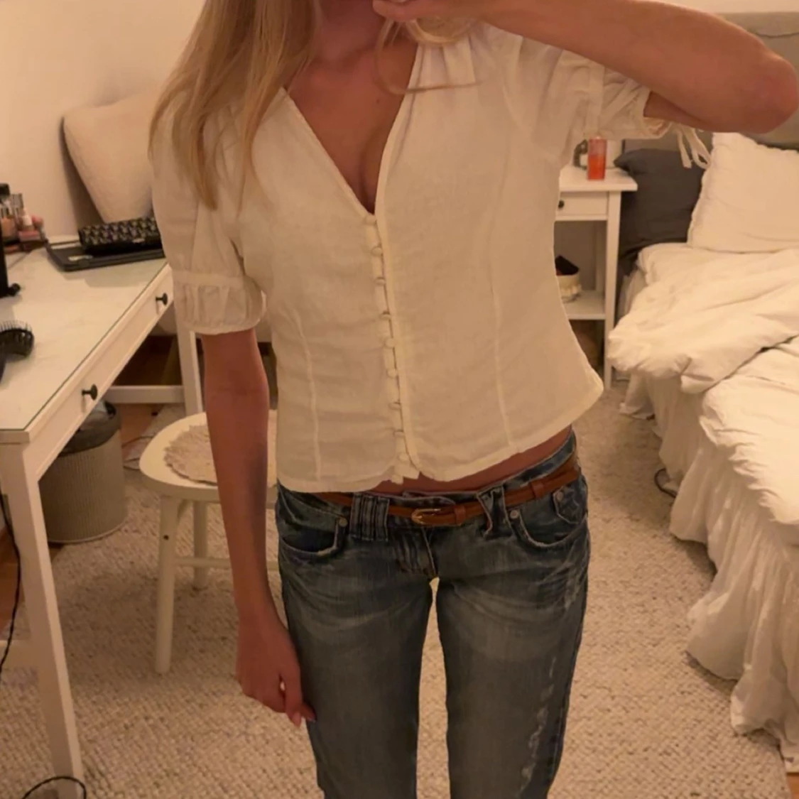 Vit blus med puffärm och knappar - 1