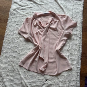 Blus Taranko 42 - Fin blus från Taranko. Storlek 42. Sparsamt använd. Fint skick. Ljusrosa