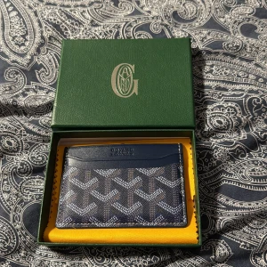 Mörkblå Korthållare - Tja! Säljer en sjukt snygg korthållare i färgen Mörkblå. Passar perfekt till dig som vill lägga pengar eller kort i. Skick: 10/10 helt ny oanvänd. Pris: 199. PRIS KAN EJ DISKUTERAS! Kom DM vid fler bilder eller funderingar🥰Kika gärna min profil har två andra färger!