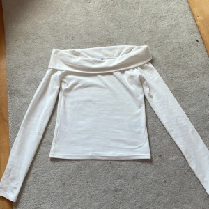 Vit offshoulder topp från Grunt - Jag säljer min nya vita offshoulder topp från Grunt, aldrig använd och helt ny.