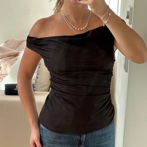 Svart offshoulder topp från Zara - Svart offshoulder topp från Zara. Endast använd en gång.