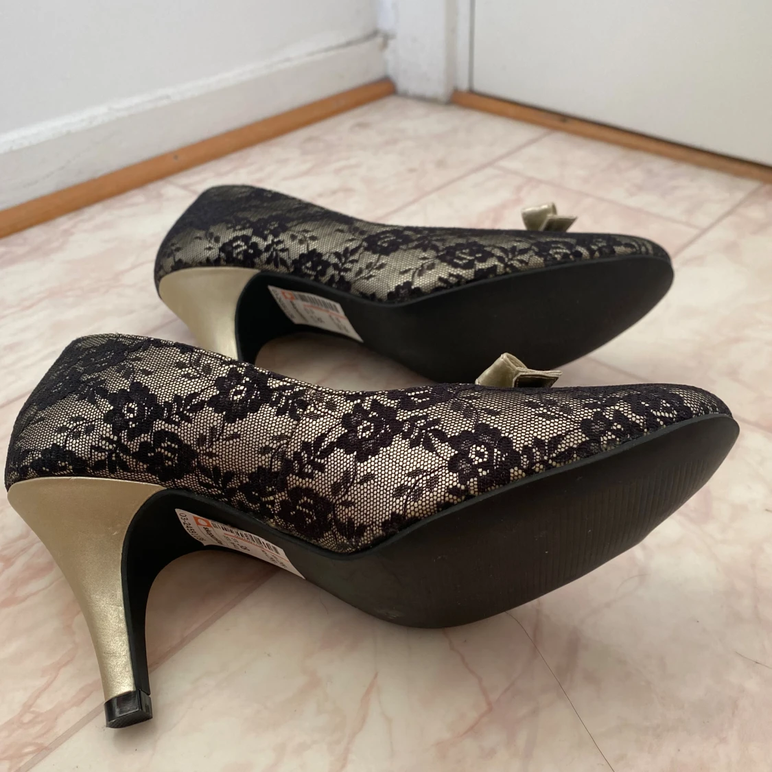 Svarta spetsklädda pumps med rosett - 2