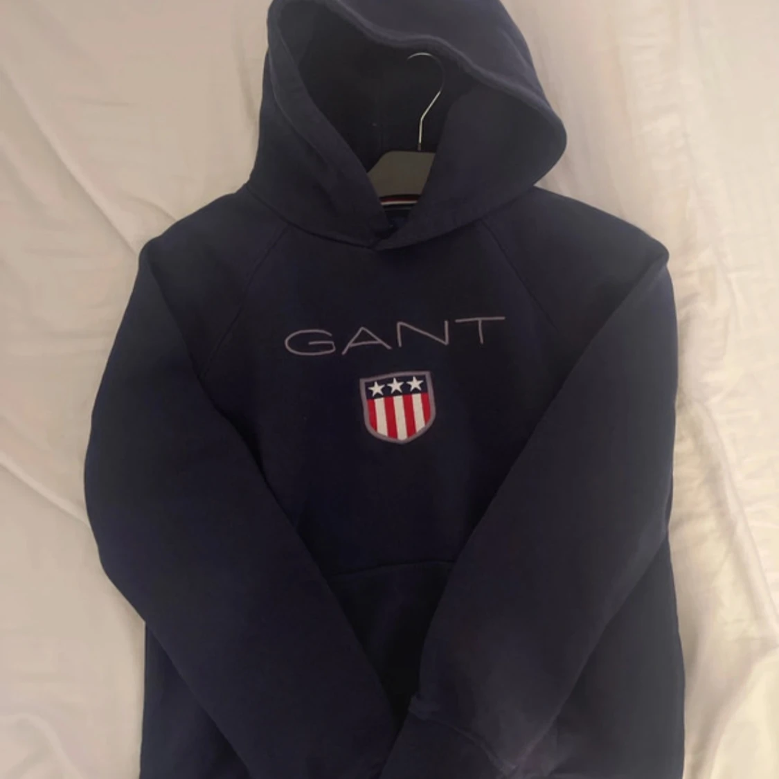 Mörkblå hoodie från GANT 