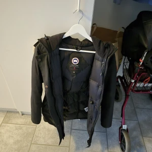 Svart dunjacka Canada Goose XS - Säljer en svart dunjacka från Canada Goose i storlek XS. Säljer för den är för liten för mig kvitto finns skriv om du är intreserad 