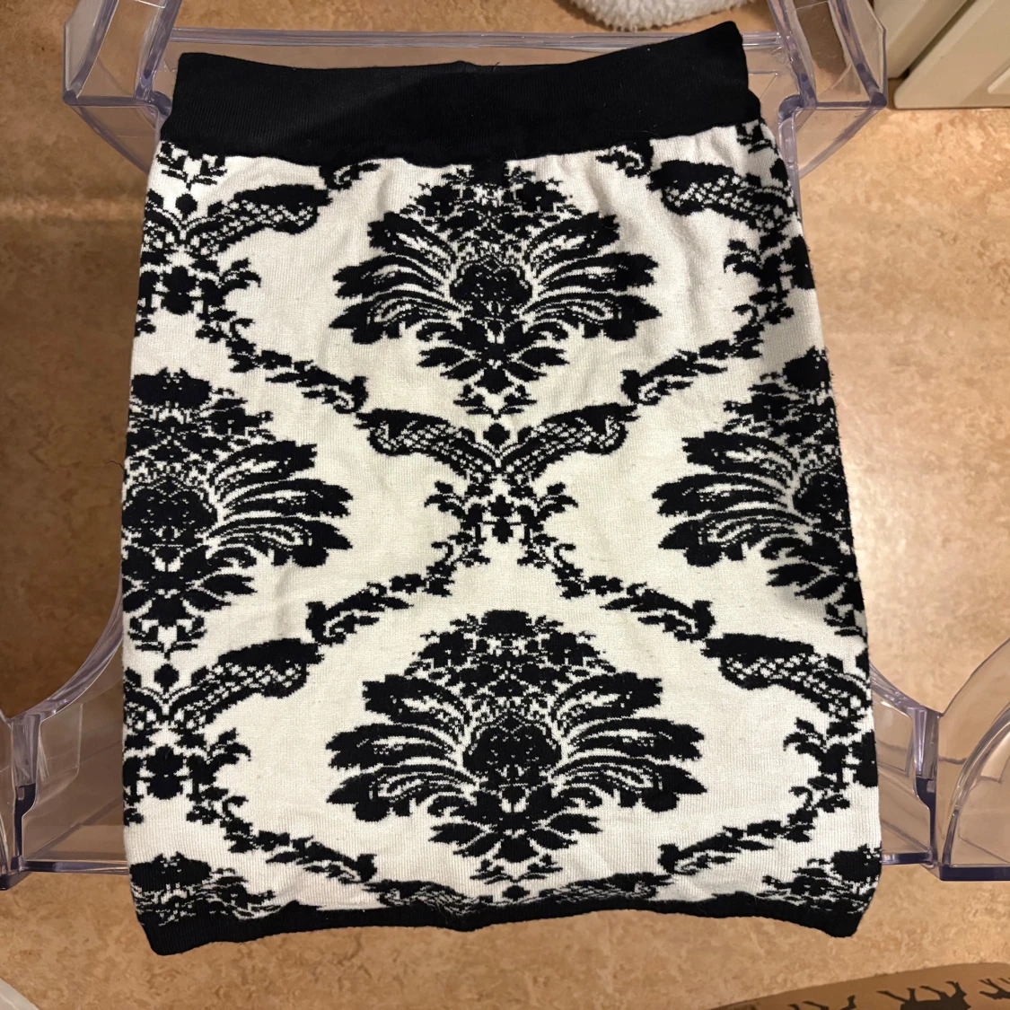 Svartvit mönstrad stickad kjol