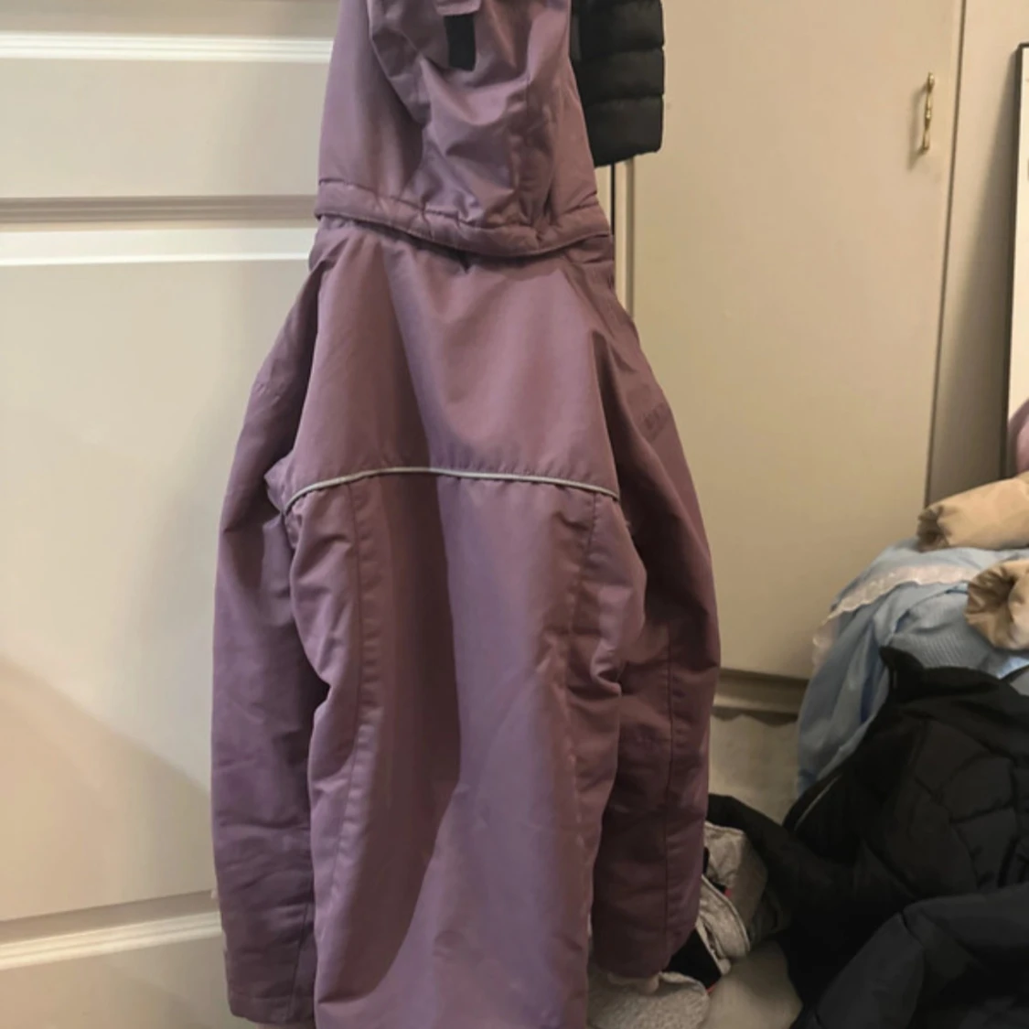 Lila vinterjacka med leopardfoder