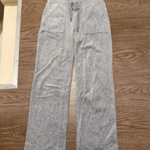 Gråa Juicy Couture byxor  - Säljer nu mina jättefina gråa Juicy Couture byxor. Fint skick inte använda så mycket. Dom är i storlek S dom va lite långa för mig så har gått lite på dom men inget som syns mycket. Säljer dom för 700k nypris är 1200kr. Skicka om ni undrar något eller vill ha fler bilder. 🩷