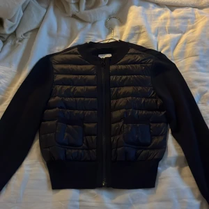  Cardigan från Gina  - Jättefin cardigan använd en gång så väldigt bra skick ❤️passar mig som är xs storlek 146/152