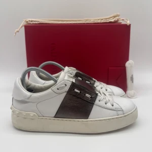 VALENTINO OPEN - Valentino open - Skick: 7/10 - Storlek 36 - Tillbehör: Enbart skorna - Nypris 7700kr - Hör av dig vid minsta fundering