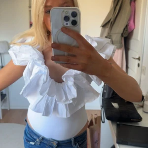 Vit volangbody från Zara - Säljer den populära Zara bodyn , använd en gång🩷 Är 165