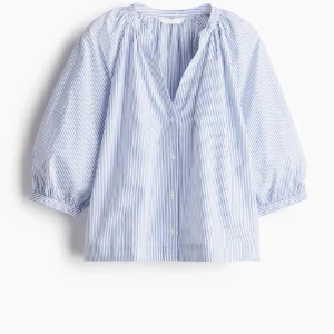 Blårandig blus med puffärm - Säljer denna jättefina och populära blå och vit randiga blus från H&M😍jättefint skick och är precis som ny💕
