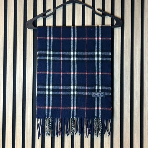 Burberry halsduk  - Mörkblå rutig burberry halsduk | Skick 9/10 | Hör gärna av dig vid minsta fundering😊