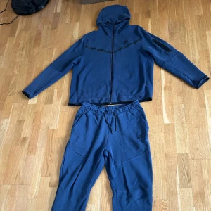 Blå Nike tech fleece - I bra skick!   Smått tvätt påverkad. Slitna snören på dragkedjorna och smått missfärgning på ena dragkedjan. (Se bild)   Djur & rökfritt hem!