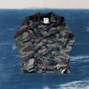 Camo vindjacka  - En skön camouflage vindjacka från Vans med justerbar midja, perfekt för de kallare dagarna som kommer nu. I väldigt gott skick utan skavanker, men med små täcken på användning. Skriv för vidare frågor eller för fler bilder! 